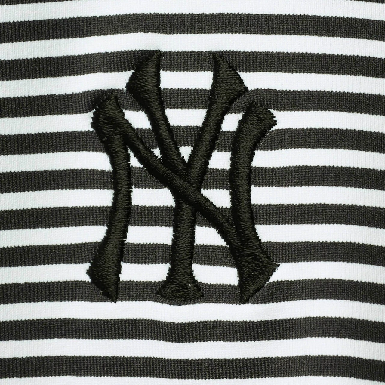 Women's New York Yankees Tommy Bahama Black Aubrey Stripe Block IslandZone Half-Zip Jacket 6 Women's New York Yankees Tommy Bahama Black Aubrey Stripe Block IslandZone Half-Zip Jacket - Image 4